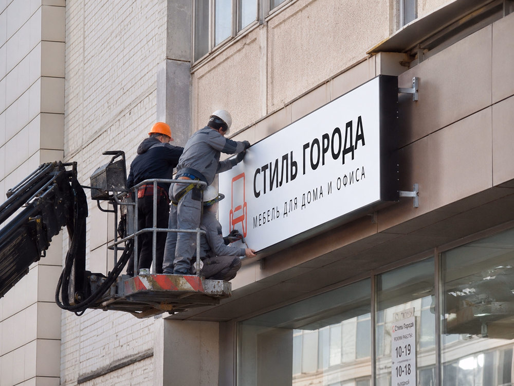 Монтаж светового короба на фасаде